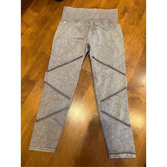 Woman’s new without tags east west company seamless workout pants size large - Picture 1 of 4